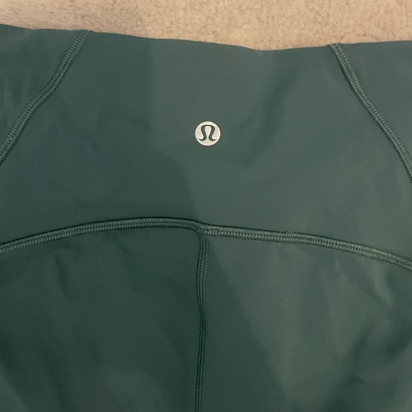 Lululemon leggings with a mesh detail - Picture 2 of 4